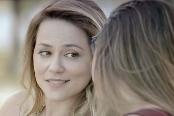 Em Família: Shirley bate de propósito no carro de Verônica