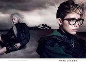 Miley Cyrus posa com ‘modelos-zumbi’ para Marc Jacobs