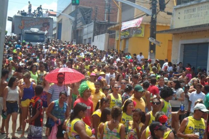 Arrastão fechando o Carnaval leva milhares de pessoas às ruas de São Miguel dos Campos