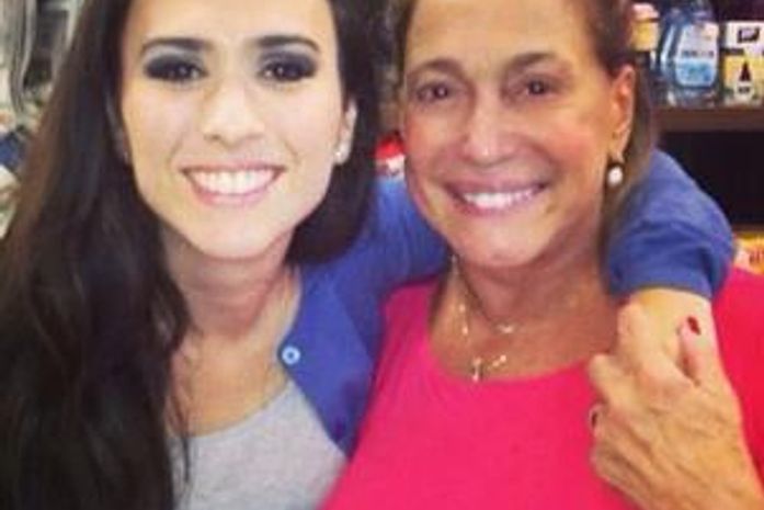 Sem maquiagem, Susana Vieira posa com Tatá Werneck em loja