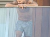 RJ: Ricky Martin aparece na sacada de hotel de samba-canção