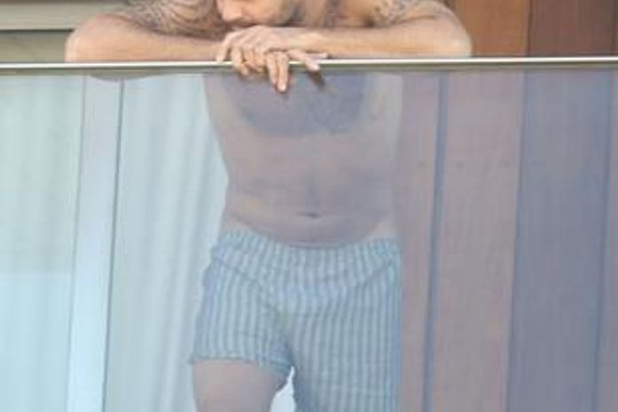 RJ: Ricky Martin aparece na sacada de hotel de samba-canção