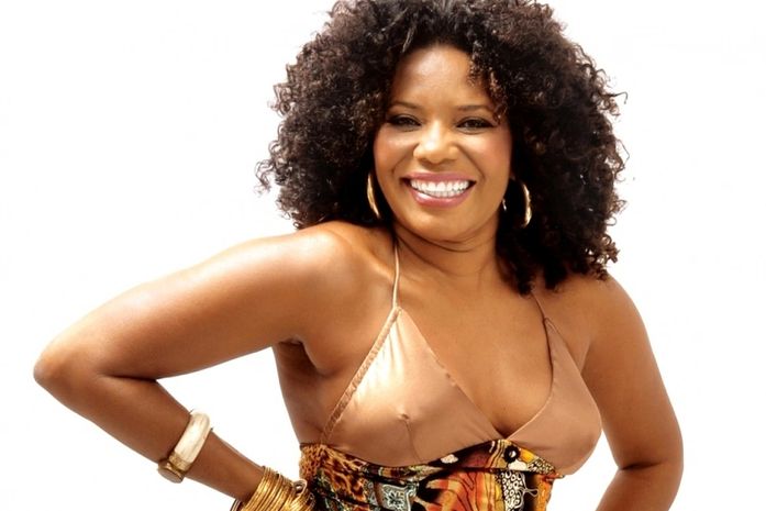 Margareth Menezes se apresenta nesta quinta-feira na orla de Pajuçara