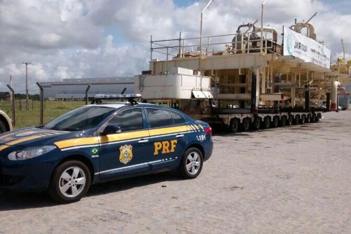PRF interdita trecho da BR-424 para transporte de plataforma de petróleo