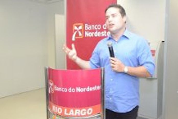 Renan falando na inauguração do BNB em Rio Largo