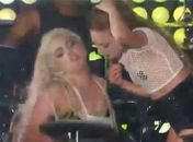 Mulher vomita em Lady Gaga durante show, de propósito
