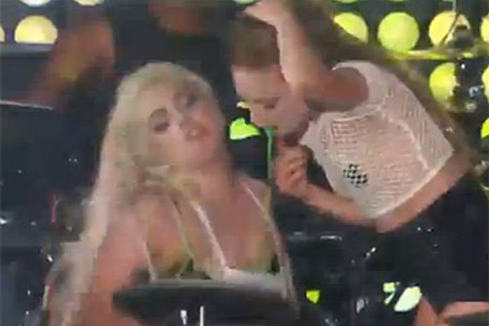 Mulher vomita em Lady Gaga durante show, de propósito