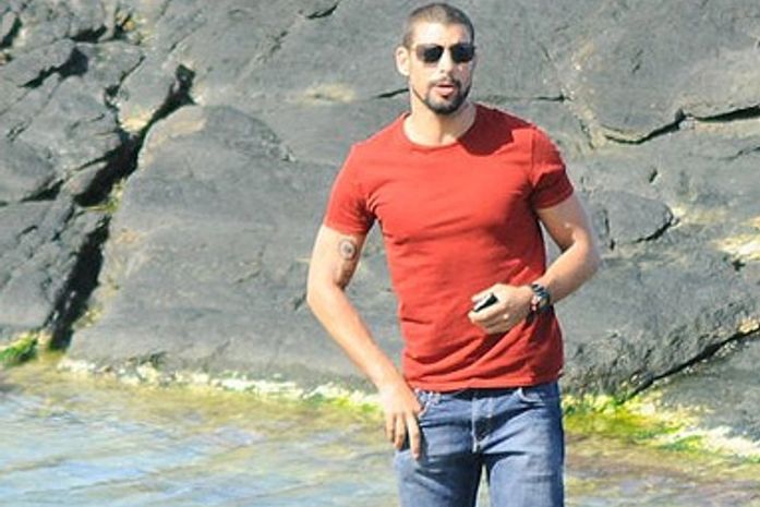 Cauã Reymond grava minissérie O Caçador, em Búzios