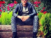 Jogador Daniel Alves ousa e usa calça de onça