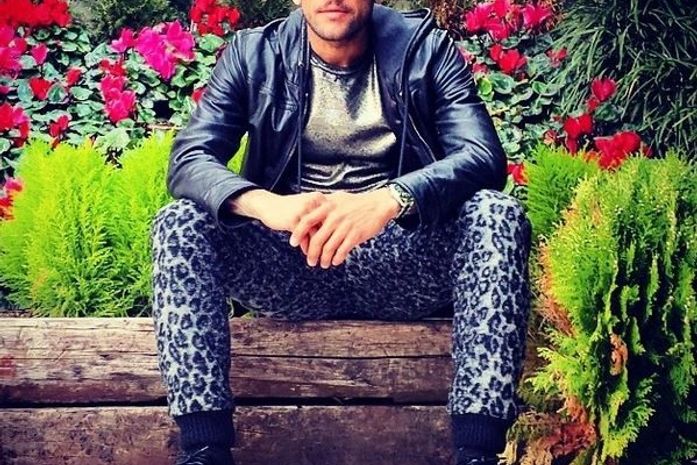 Jogador Daniel Alves ousa e usa calça de onça