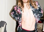 Aos 42 anos, Jared Leto mostra boa forma com camisa aberta