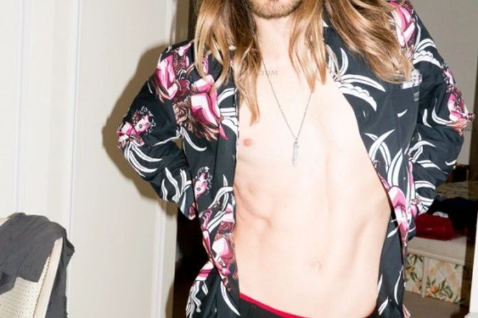 Aos 42 anos, Jared Leto mostra boa forma com camisa aberta