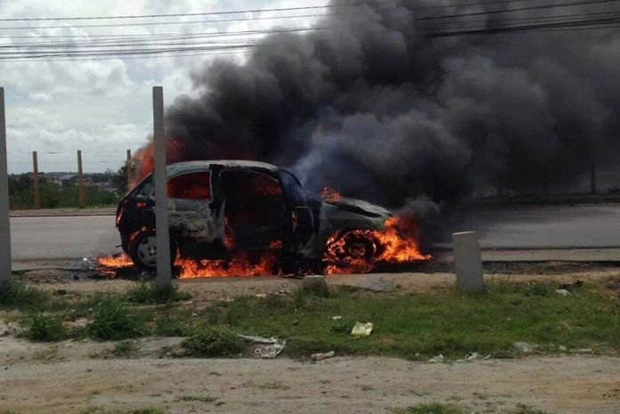 Veículo foi destruído pelas chamas