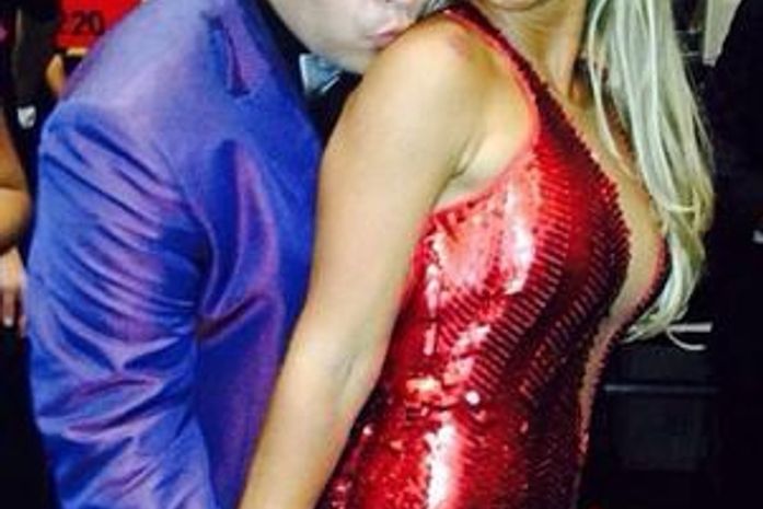 Valesca Popozuda ganha beijinho no ombro de Tiago Abravanel