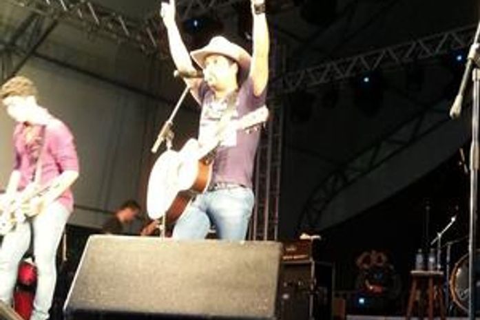 Edson se emociona em primeiro show sem o parceiro Hudson