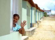 Família que perdeu casa comemora vida em novo lar em São Luís do Quitunde