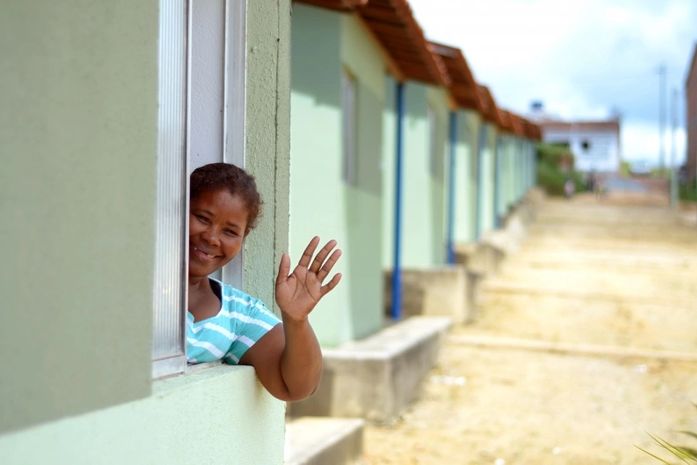Família que perdeu casa comemora vida em novo lar em São Luís do Quitunde