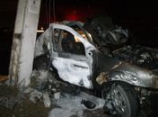 Carro pega fogo apos bater em poste na Via Expressa