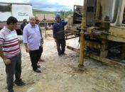 Marquinhos (centro) acompanha obra