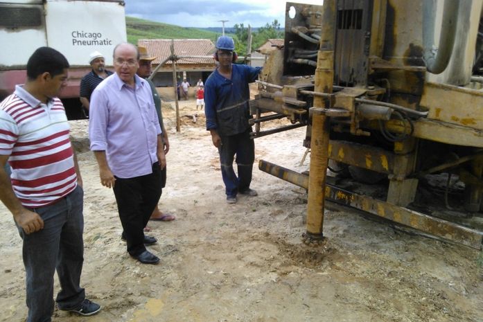 Marquinhos (centro) acompanha obra