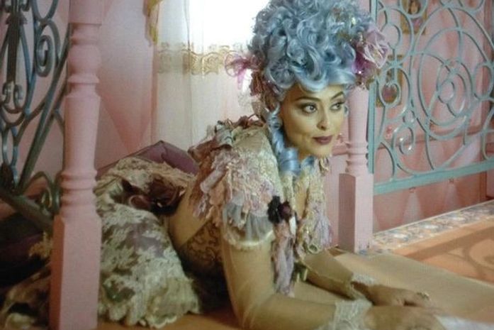 Com cabelo azul, Juliana Paes volta à TV após maternidade