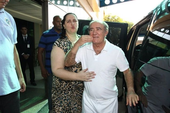 Renato Aragão deixa hospital: 'Coração novo, vida nova. Estou feliz'