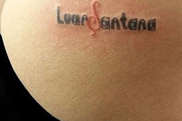 Fã tatua nome do cantor Luan Santana no bumbum; veja