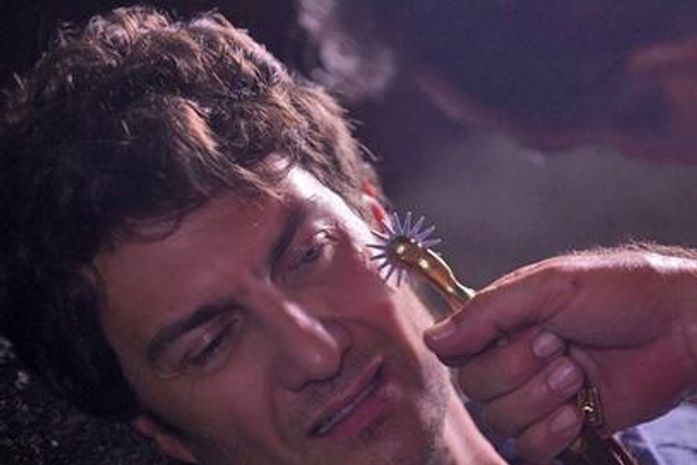 'Em Família': Virgílio bate em Laerte e o ameaça com espora