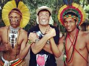 Sérgio Mallandro agita tribo de índios com seu glu-glu