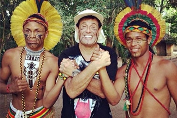 Sérgio Mallandro agita tribo de índios com seu glu-glu