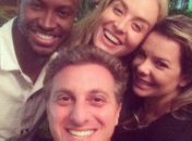 Fernanda Souza e Thiaguinho jantam com os padrinhos Luciano Huck e Angélica