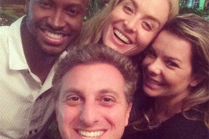 Fernanda Souza e Thiaguinho jantam com os padrinhos Luciano Huck e Angélica