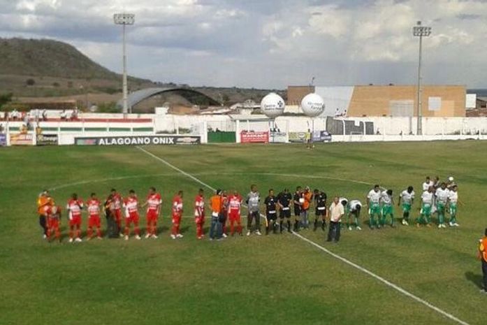 CRB bate o CEO jogando no estádio Edson Matias