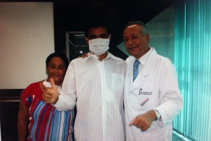 Dr. José Wanderley Neto com o paciente transplantado do coração, Adeilton e sua esposa, dona Quitéria tudo era alegria