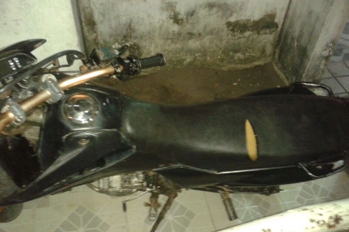 Polícia recupera motocicletas roubadas dentro de desmanche de veículos