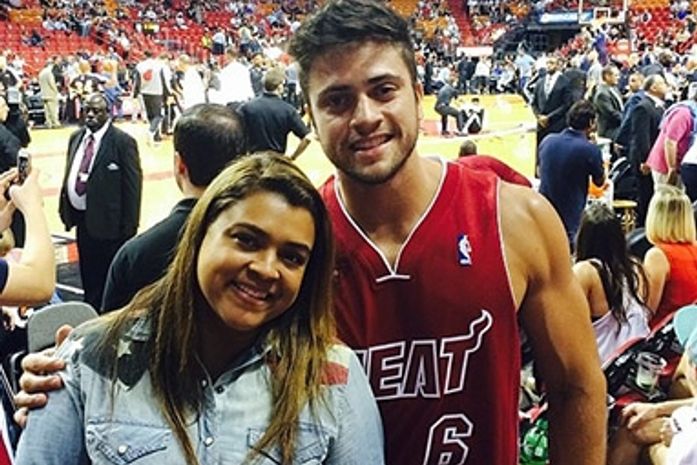 Preta Gil e Rodrigo Godoy curtem jogo de basquete em Miami
