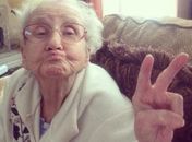 Contra o câncer, vovó faz caretas e vira febre no Instagram