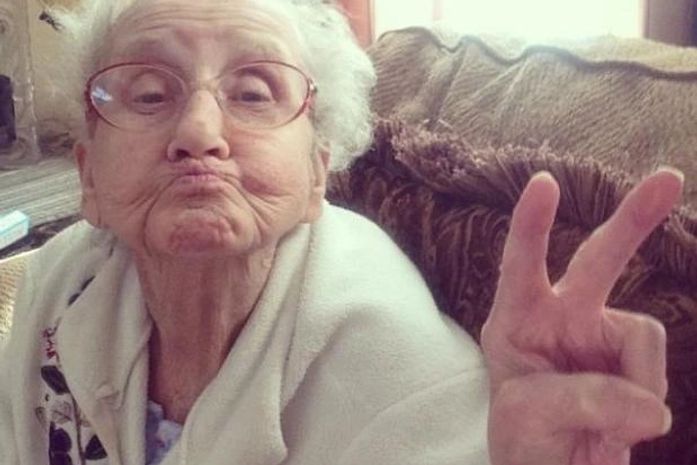 Contra o câncer, vovó faz caretas e vira febre no Instagram