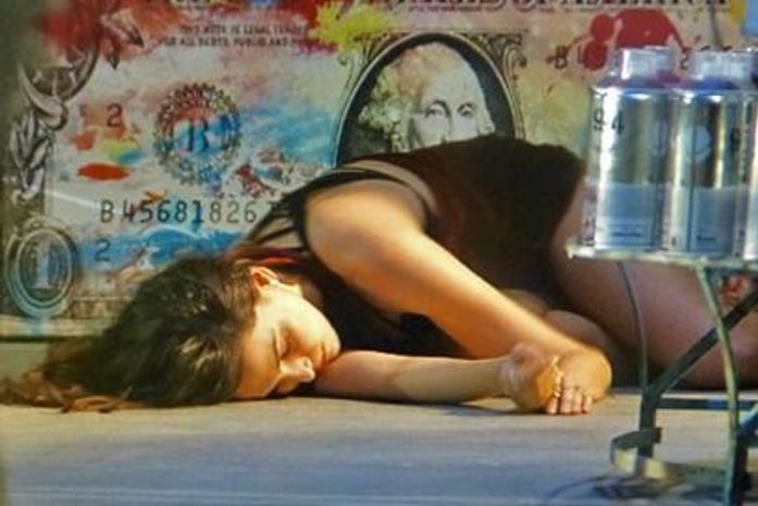 'Em Família': Marina bebe e cai da escada ao pensar em Clara