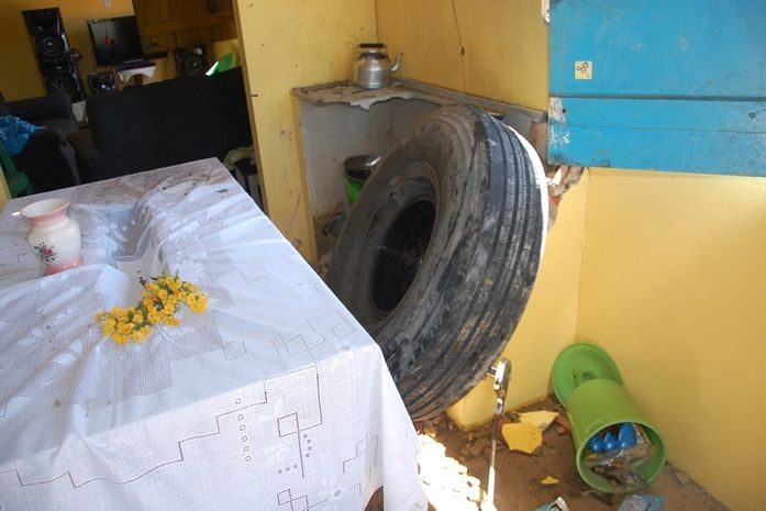 Pneu se desprende de ônibus e vai parar em cozinha de residência