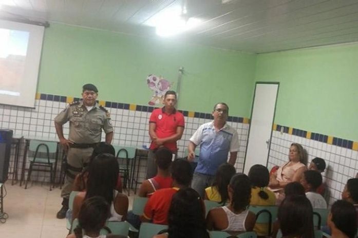 Palestra realizada com crianças e adolescentes
