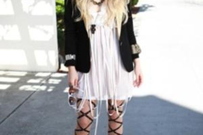 Loira, Isabelle Drummond adota visual rocker em novela