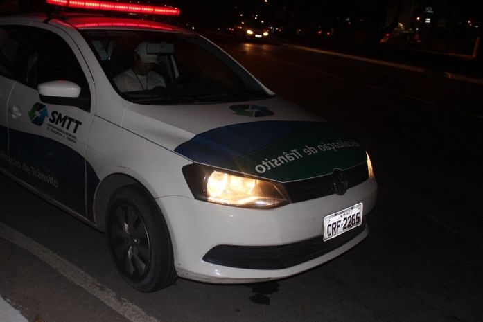 Agentes da SMTT estão no local da ocorrência
