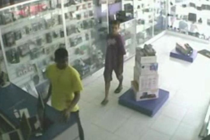 Câmeras de segurança registram momento de assalto a loja de informática