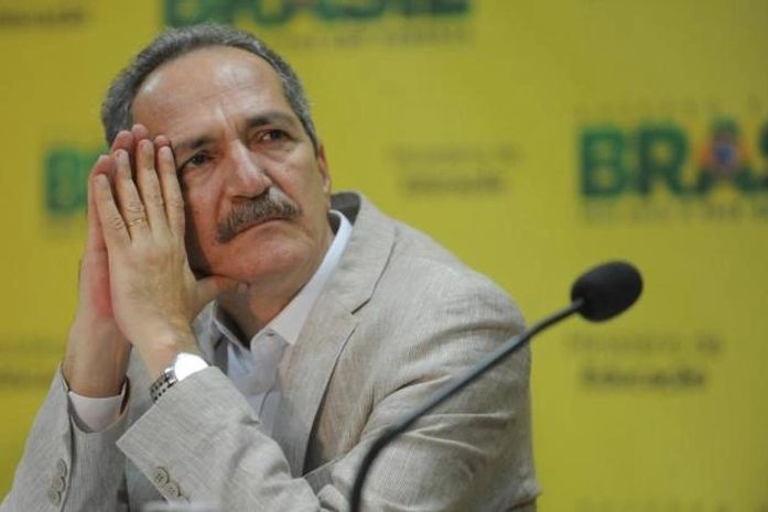 Ministro Aldo Rebelo fala em barrar torcedores racistas no Brasil durante a Copa