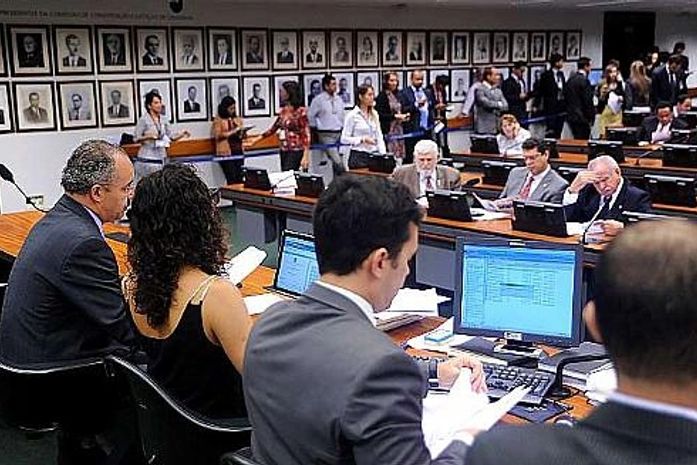 CCJ aprovou proposta que reserva vagas para negros em concursos com três emendas