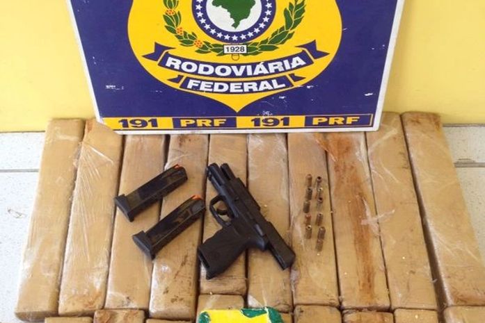 Arma e drogas apreendidas