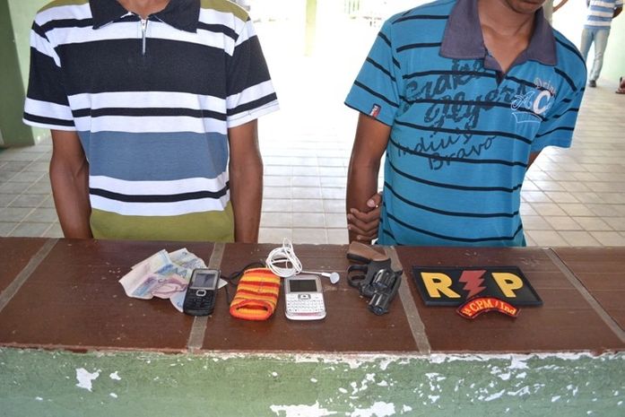 Menores são apreendidos acusados de efetuar assalto com arma de brinquedo