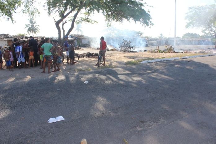 Morador da Favela Sururu de capote