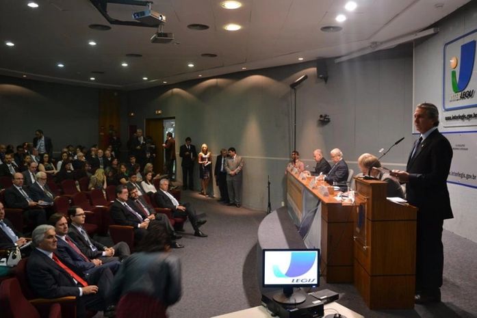 Collor critica descaso com que governos tratam o saneamento